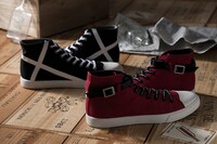 「ヴァッシュ・ザ・スタンピードモデルスニーカー」と「ニコラス・D・ウルフウッドモデルスニーカー」。