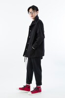 「ヴァッシュ・ザ・スタンピードモデルスニーカー」の着用イメージ。