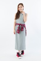 「ヴァッシュ・ザ・スタンピードモデルスニーカー」の着用イメージ。