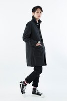 「ニコラス・D・ウルフウッドモデルスニーカー」の着用イメージ。