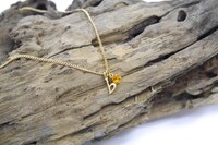 和泉三月をイメージしたチャームペンダント。