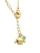 四葉環をイメージしたチャームペンダントの留め具部分。