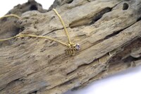 逢坂壮五をイメージしたチャームペンダント。