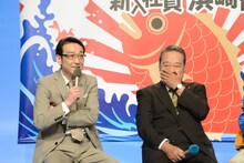 （左から）佐々木和男役の吹越満、鈴木一之助役の西田敏行。