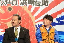 （左から）鈴木一之助役の西田敏行、浜崎伝助役の濱田岳。