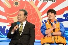 （左から）鈴木一之助役の西田敏行、浜崎伝助役の濱田岳。