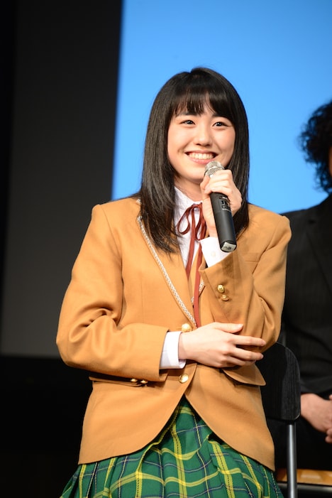 マスクに短パン姿でいたら男子がジャージを貸してくれたという胸キュンエピソードを披露した加藤梨里香は、1998年生まれの現役高校生。