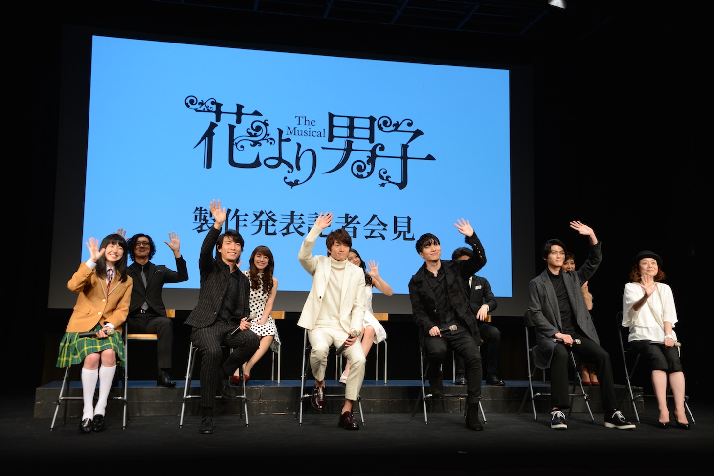 記者会見の様子。