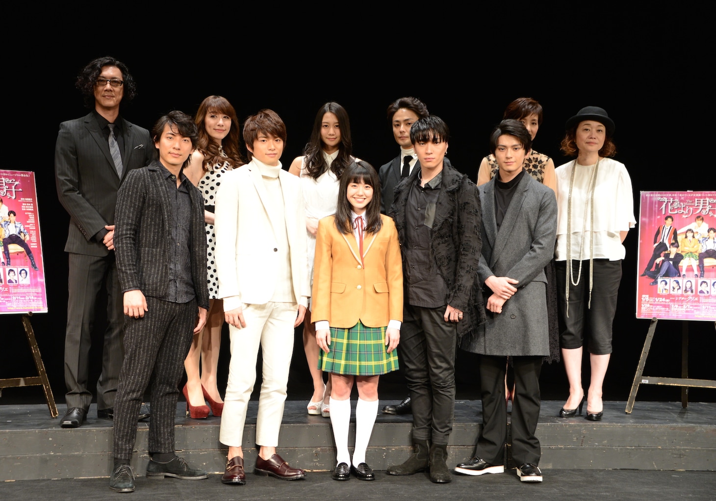 下段左より上山竜治、白洲迅、加藤梨里香、松下優也（X4）、真剣佑。上段左より吉野圭吾、玉置成実、古畑奈和（SKE48）、木村了、生田智子、鈴木裕美。