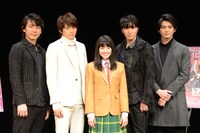 左より上山竜治、白洲迅、加藤梨里香、松下優也（X4）、真剣佑。
