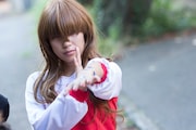 佐藤聖羅が演じる爆谷さゆり。(c)2016三家本礼・KADOKAWA刊/VAP