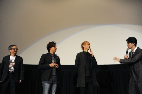 （左から）永井豪、飛鳥了役の日野聡、デビルマン/不動明役の浅沼晋太郎、島村ジョー（009）役の福山潤。