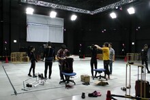 絵の下地となるCGを作るため、役者の動きを撮影する様子。(c)北条司/NSP 1985