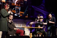 「表面張力ゲーム」を行う出演者。