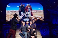 記念撮影をする出演者。