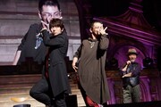 ポーズを決めて記念撮影する出演者。
