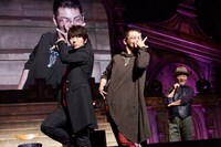 ポーズを決めて記念撮影する出演者。