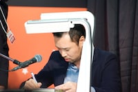 ライブドローイング中のアダチケイジ。