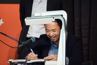 ライブドローイング中のアダチケイジ。