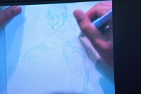 アダチケイジが描くイラストがスクリーンに映し出された。