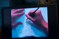 アダチケイジが描くイラストがスクリーンに映し出された。