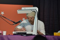 ライブドローイング中の窪之内英策。