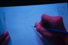 窪之内英策が描くイラストがスクリーンに映し出された。