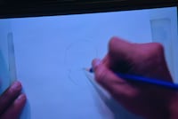 窪之内英策が描くイラストがスクリーンに映し出された。