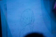 窪之内英策が描くイラストがスクリーンに映し出された。