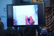 窪之内英策が描くイラストがスクリーンに映し出された。