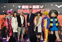 （前列左から）前島亜美、島本須美、窪之内英策、アダチケイジ、下田麻美、宮崎理奈。