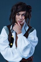 海賊ブラッド役の青木玄徳。