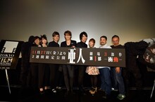 （左から）田中功次役の平川大輔、下村泉役の小松未可子、戸崎優役の櫻井孝宏、永井圭役の宮野真守、海斗役の細谷佳正、永井慧理子役の洲崎綾、瀬下寛之総監督、安藤裕章監督。