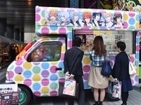 「アイドリッシュセブン」キャラがあしらわれたデコレーションカー。