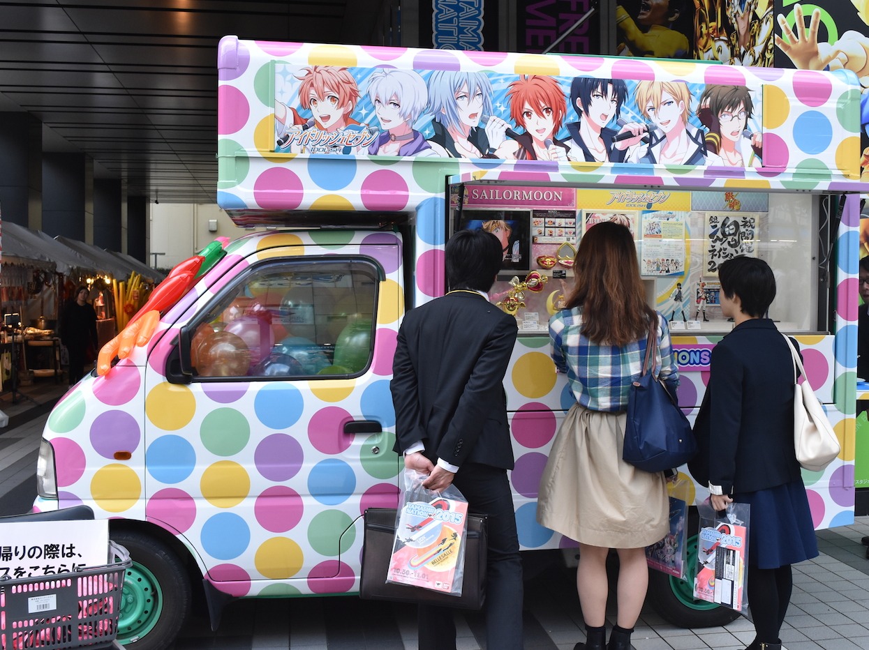 「アイドリッシュセブン」キャラがあしらわれたデコレーションカー。