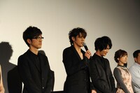 （左から）戸崎優役の櫻井孝宏、永井圭役の宮野真守、海斗役の細谷佳正、永井慧理子役の洲崎綾。