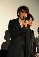 （左から）永井圭役の宮野真守、海斗役の細谷佳正。