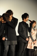 細谷佳正（中央右）のコメントに笑いをこらえきれない櫻井孝宏（左）、宮野真守（中央左）。