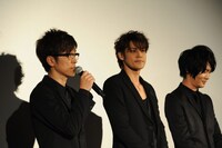 （左から）戸崎優役の櫻井孝宏、永井圭役の宮野真守、海斗役の細谷佳正。