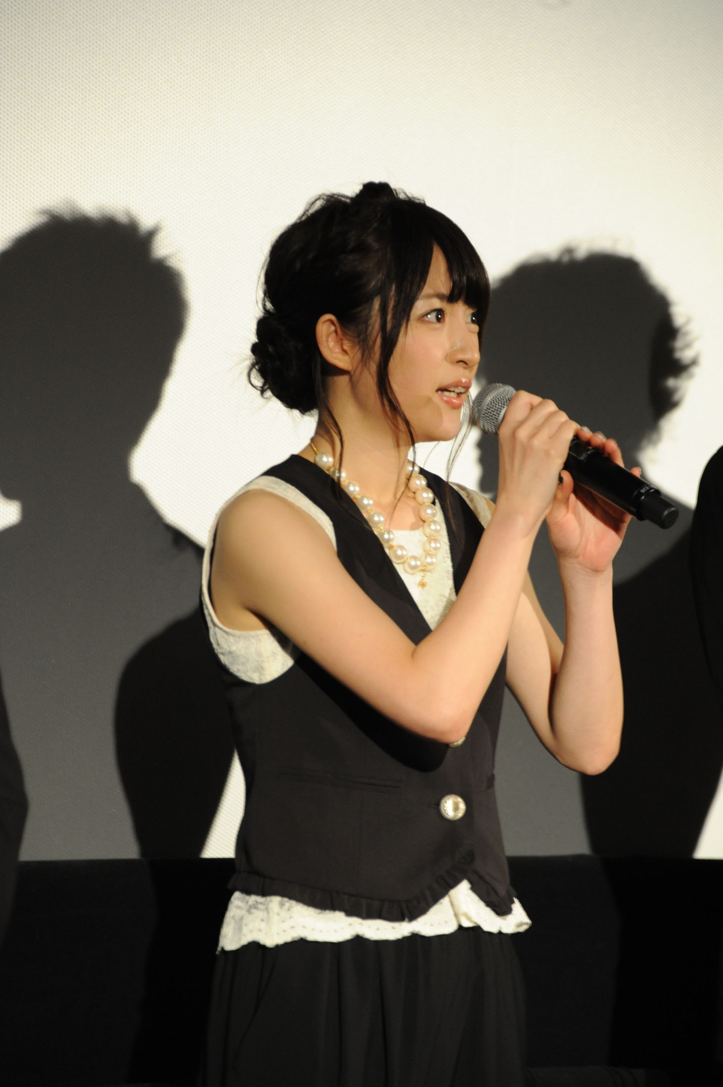下村泉役の小松未可子。