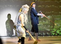 畑仕事をする小狐丸と三日月宗近。