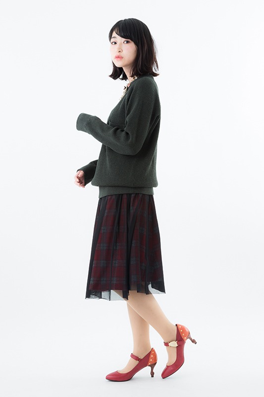 「EVA×ちゃけちょけ式波・アスカ・ラングレーモデル パンプス」を着用した様子。