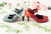 左がマリ、右がアスカモデルのパンプス。