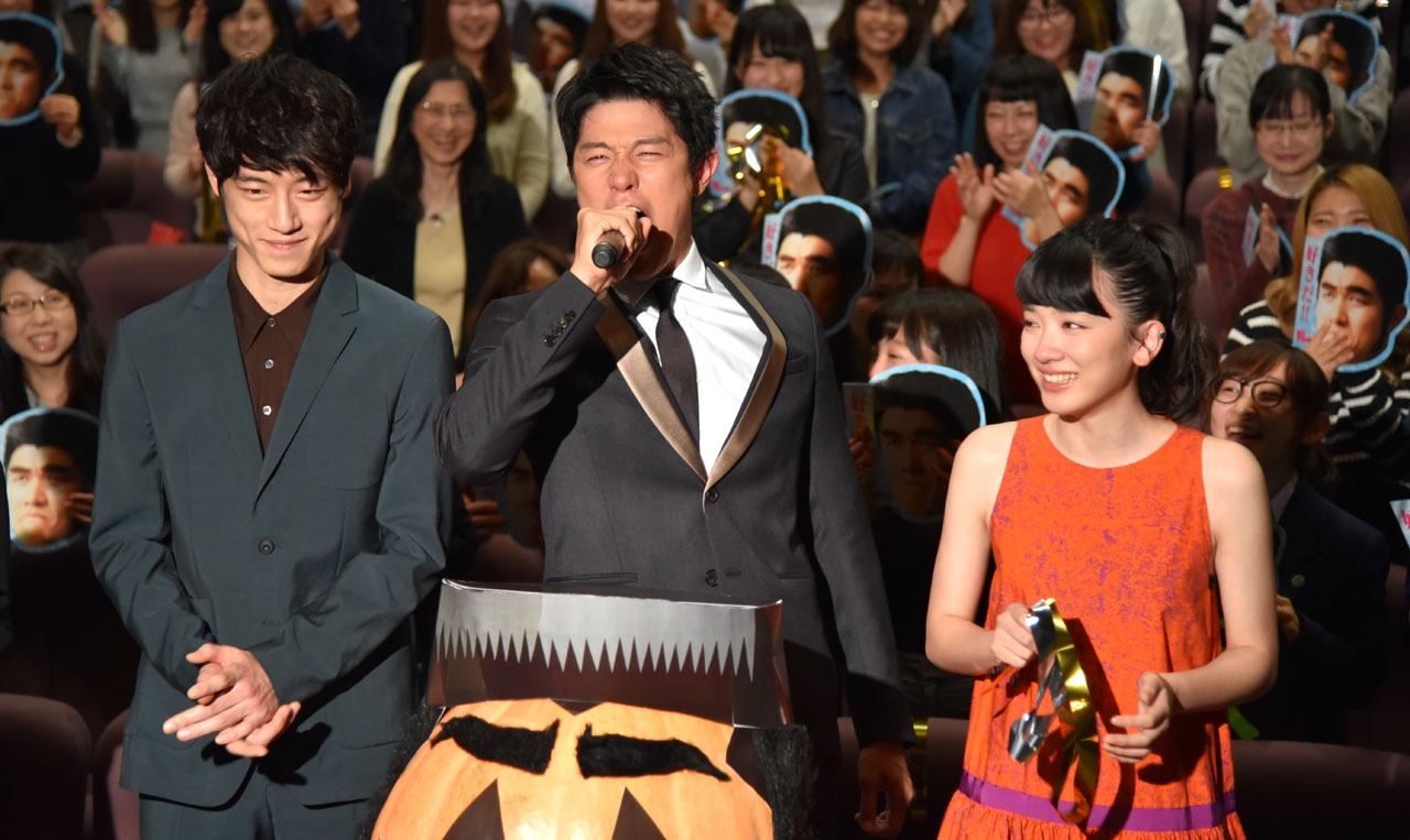 「俺物語!!」初日舞台挨拶の様子。左から坂口健太郎、鈴木亮平、永野芽郁。