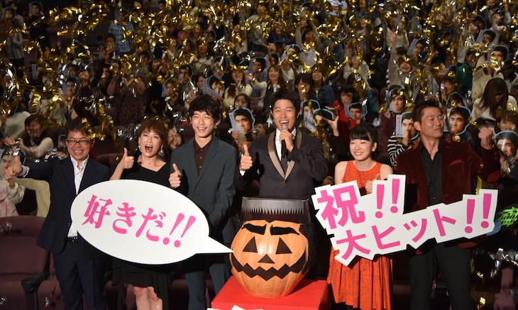 「俺物語!!」初日舞台挨拶の様子。（左から）河合勇人監督、鈴木砂羽、坂口健太郎、鈴木亮平、永野芽郁、寺脇康文。