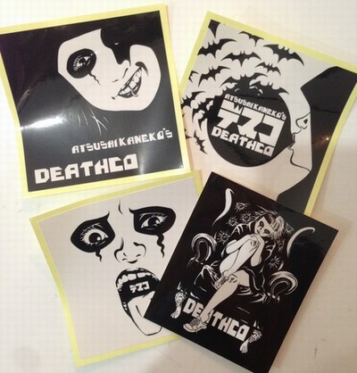 「デスコ」ステッカーは1枚378円。いずれか1点の購入でサイン本の予約整理券が入手できる。
