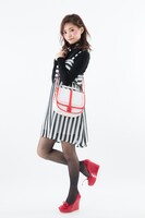 「ショルダーバッグ 鈴屋什造モデル」の着用イメージ。