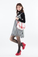 「ショルダーバッグ 鈴屋什造モデル」の着用イメージ。