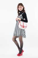 「ショルダーバッグ 鈴屋什造モデル」の着用イメージ。