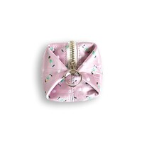 6つ子のスクエアポーチ。